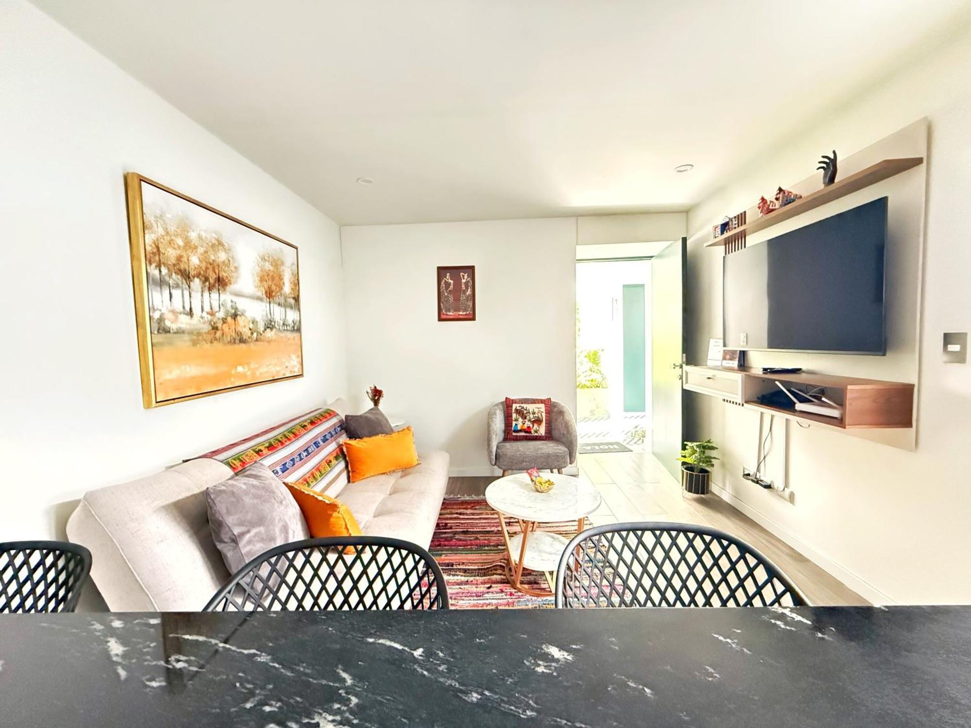 Vacation Escape - Elegant Barranco Stay Near Beach & Art Lima
